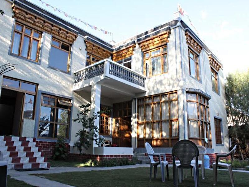 Hotel Lonchay Residency Лех Екстериор снимка